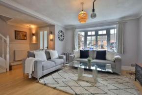 Large 4 Bed House near River Thames